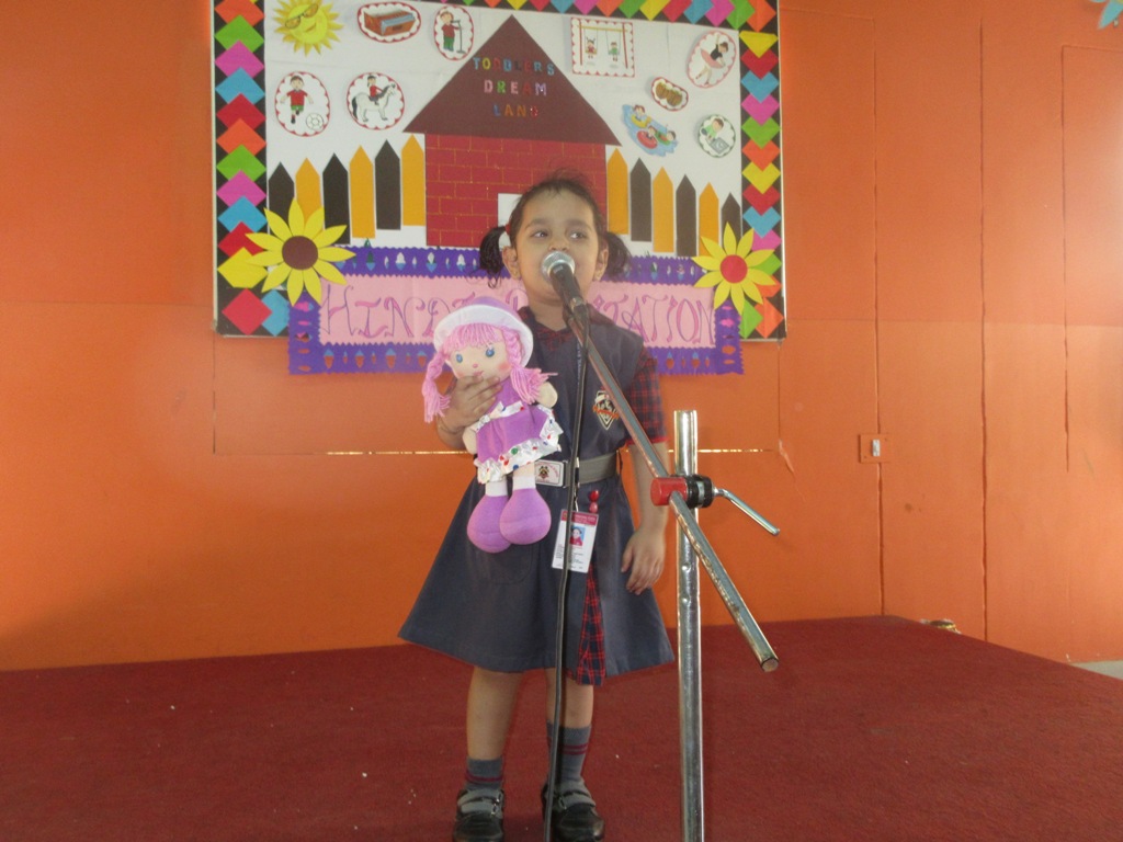 7.JPG-Hindi Recitation Competition